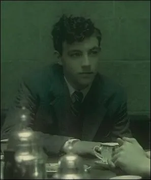 Rodolphus Lestrange. Mari de Bellatrix Lestrange et frère de Rabastan Lestrange, Rodolphus Lestrange se rend coupable des mêmes méfaits magiques que les deux autres membres de sa famille. On trouve sa trace jusqu'à la Bataille des Sept Potters. Quel tandem poursuit-il lors de cette Bataille ?