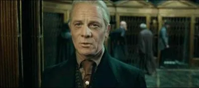 Yaxley. Employé du Ministère de la Magie, Yaxley s'est battu lors de la Première Guerre des Sorciers. Il place Pius Thicknesse sous le sortilège de l'Impérium. Yaxley est l'un des sorciers de premier plan à persécuter les Moldus. Quel est le nom exact de la commission qu'il préside au Ministère de la Magie ?