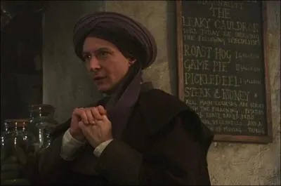 Quirinus Quirrell. N'étant présent uniquement dans le premier film, "Harry Potter à l'école des Sorciers", il est nommé Professeur de Défense contre les Forces du Mal. Qu'essaie-t-il de faire notamment dans le premier volet ?