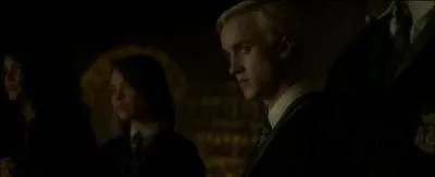 Drago Malefoy. Élève à l'école de sorcellerie de Poudlard, Drago Malefoy devient Mangemort dans "Harry Potter et le Prince de Sang-Mêlé". Quel objet de magie noire est-il chargé de remettre au directeur de Poudlard Albus Dumbledore ?