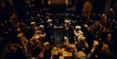 Evan Rosier. On ne sait que très peu de choses sur ce Mangemort. Il a combattu aux côtés de Vous-Savez-Qui lors de la Première Guerre des Sorciers avant d'être tué par Alastor Maugrey dit Fol-il. Son nom est prononcé une fois dans la saga. Mais dans quel film ?