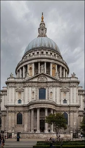 Cette ville est une des plus visitées du monde. Parmi les monuments qui font sa richesse, il y a la cathédrale Saint-Paul. Dans « Mary Poppins », pour l'enregistrement de quelle chanson cette cathédrale a-t-elle servi de décor ?