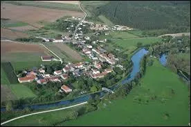 Pour finir, nous survolons le village Meusien de Vacherauville. Il se situe dans la nouvelle r&eacute;gion ...