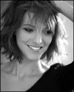 Voici une comédienne qui a interprété Estelle Cantorel dans "Plus belle la vie", une jeune fille malade à son entrée dans la série, qui tient maintenant un institut de beauté. C'est Elodie...