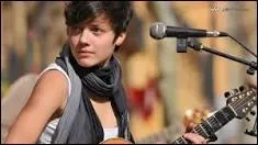 On la connaît peu aussi, elle. Elle est allée à "The Voice, la plus belle voix", où elle est allée très loin ! Voici Elodie...