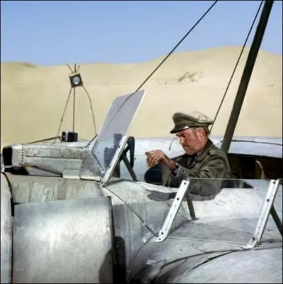 Histoire d'un avion qui s'crase dans le dsert, et dont les passagers utilisent les pices pour reconstituer un avion capable de voler