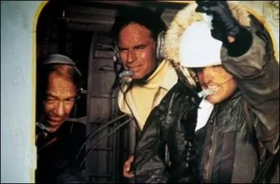 Charlton Heston pntrant dans un boeing en plein vol, pour en prendre les commandes et poser l'avion