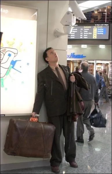 Tom Hanks coinc dans un no man's land, et l'htesse Catherine Zeta-Jones qui lui apporte sympathie et aide