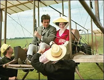 Dlicieux film rtro racontant une course d'avions de la premire gnration entre champions de diverses nationalits