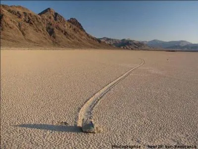 Phénomène étrange que ces roches qui se déplacent mystérieusement, en laissant ces longues traces le long du sol lisse d'une vallée, sans aucune intervention humaine, ni animale, qui se produit dans la Vallée de la mort :