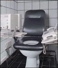 Lorsque l'on va poser son postérieur sur le siège des cabinets, cela équivaut à s'assoir sur ...