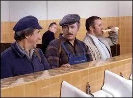 Dans ce long-métrage de 1975, les personnages incarnés par Jean Lefebvre, Michel Serrault et Bernard Blier, projettent de dérober la caisse de retraite de la SNCF. Pour cela, ils décident de créer une ouverture par les toilettes de la gare de l'Est, dont l'un des murs est mitoyen à la salle du coffre-fort. Ce film s'intitule :