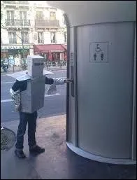 Comment appelle-t-on ce type de WC public, à entretien automatique et gratuit d'accès ?