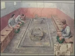 Dans l'Europe antique, quelle civilisation fut à l'origine du développement des latrines avec évacuation par les égouts ?