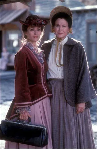 Là-bas, elle rencontre une femme qui va l'aider. Comment s'appelle-t-elle ? Et que fait-elle ?