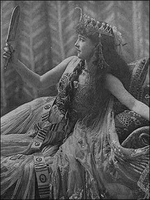 La réalité. Lui, c'est un général romain et il est marié (encore) mais cela n'arrête pas ses élans pour cette reine d'Égypte. Leur amour est fait de fêtes, de festins et peut-être d'orgies. Elle a le nez qui change la face du monde (enfin presque), on la dit adepte de haschich. Ils se marient et ils menacent l'Empire romain avec des conquêtes sanguinaires. Ils n'auront pas d'enfants. Il s'agit de :