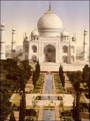 Lorsqu'ils se rencontrent, ils sont ados. Ils se marient plus tard et elle devient sa 3e femme et sa favorite . On n'est pas roi des Indes sans avoir quelques avantages. Au palais, tous appellent cette femme la merveille du palais. Lui, il lui fait 14 enfants : au dernier elle meurt. (lâche-la un peu). Fou de douleur, il fait construire le Taj Mahal une des merveilles du monde. Ce sont...