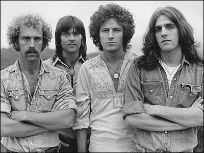 Quel groupe interprète la chanson "Hotel California" dans les années 70 ?