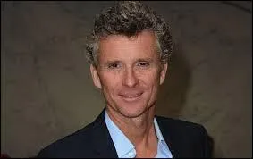 Denis Brogniart - Dans quel pays a-t-il été maître-nageur ?