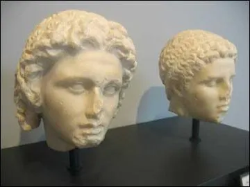 Laissons la mythologie pour revenir à une réalité mythique. C'est le conquérant le plus célèbre de l'Antiquité tombé amoureux de son ami d'enfance. Ils combattront côte à côte toute leur vie. Leurs beautés sont similaires à un tel point qu'on peut les confondre sur le champ de bataille. On les surprend partageant la même tente, les mêmes plats, la même coupe. Ce sont les superbes et mystérieux :