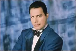 Qui est ce magnifique artiste chantant le texte d'amour "Bijou" ?