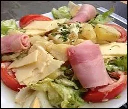 En voil&agrave; bien des salades ! Oui, en effet ! Quel est le nom de celle compos&eacute;e de jambon de Paris, emmental entre autres ingr&eacute;dients ?