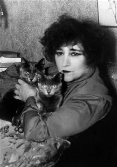 Allons du côté des femmes pour une première fois visiter cette dame qui adorait ses chats. Elle vit à la même époque que son prédécesseur, mais ne mourra qu'en 54. Elle est follement amoureuse de la fille d'un duc. Ce sont les amours entre qui et qui ?