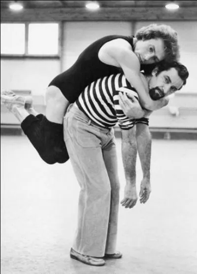 Sa beauté semble sortir d'un marbre de l'Antiquité. Il fut le grand amour de son maître chorégraphe révolutionnaire. Il meurt du sida en 1994 et le chorégraphe ne s'en remettra jamais : Mon grand amour a été... c'était un amour extraordinaire, il me manque, il est irremplaçable." De qui parle-t-on ici ?