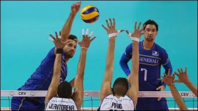 Au volley-ball qu'appelle-t-on "le pointu" ?