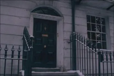 Le 12, Square Gimmaurd est un endroit mystérieux où l'on peut trouver tout un tas d'objets magiques et de découvertes insoupçonnables. Ainsi, dans les livres, Harry Potter découvre un coffre dans lequel se trouve la récompense de l'Ordre de Merlin. À qui cette récompense avait-elle été décernée ?