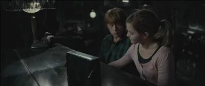 Au début de "Harry Potter et les Reliques de la Mort" (Partie I), Hermione Granger tente d'apprendre à Ron Weasley comment jouer le morceau de musique très célèbre "Pour Élise" composée par Ludwig Van Beethoven. Grâce à quel instrument de musique essaie-t-elle de lui apprendre ?