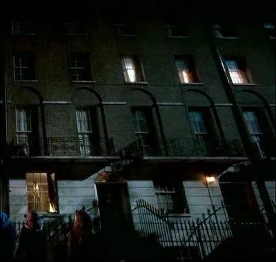 Le directeur de Poudlard, Albus Dumbledore, était le Gardien du Secret concernant le lieu du 12, Square Grimmaurd. Lorsqu'il disparaît au cours de l'année scolaire 1996-1997, dans "Harry Potter et le Prince de Sang-Mêlé", qu'est-ce que cela implique ?