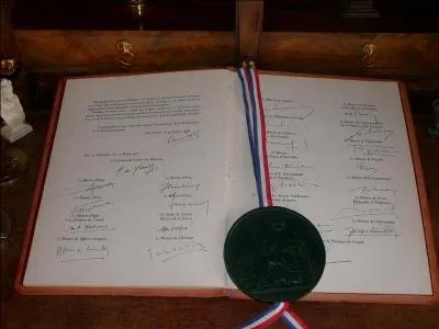 Il existait 10 exemplaires originaux de la constitution. L'un d'entre eux a été déchiré par des chômeurs en 1998. Mais, il y un problème sur l'ensemble de ces originaux.
Quel est ce problème ?