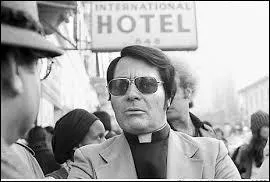 Ci-contre, le pasteur américain, fondateur du "Temple du Peuple", groupe religieux tristement célèbre pour avoir provoqué un suicide collectif de la majorité de ses membres, en 1978 au Guyana. Quel était le nom de ce pasteur, gourou du "Temple du Peuple" ?