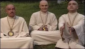 Lorsque les Inconnus parodient les sectes, cela nous offre un sketch des plus mythiques et hilarants. Menés par Skippy, le grand gourou, les adeptes de cette secte farfelue vouent un culte à la déesse :