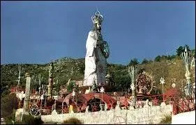 "Le Mandarom" désigne la "cité sainte" abritant les adeptes de l'aumisme, mouvement religieux formé par Gilbert Bourdin en 1969. Dans quelle région était localisé ce fameux "Mandarom" ?