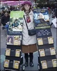 Depuis trop longtemps, ils ont la fâcheuse manie de venir nous casser les roustons jusque devant la porte de notre domicile. Maintenant, ils exposent carrément leur stand de propagande vomitive en pleine rue... Il s'agit des Témoins de :