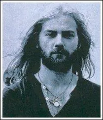 Un conseil, imaginez-le sans la barbe et les cheveux longs !