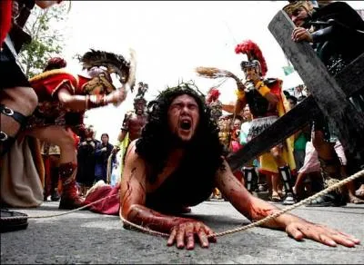 Dans quel pays, un homme volontaire rejoue réellement le rôle du Christ ?