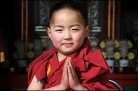 Qu'il semble serein ce jeune moine, bien loin des turpitudes que connait son pays avec la Chine. La capitale correspondante est :