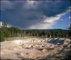 Lors de quelle saison les touristes viennent-ils le plus à Yellowstone ?