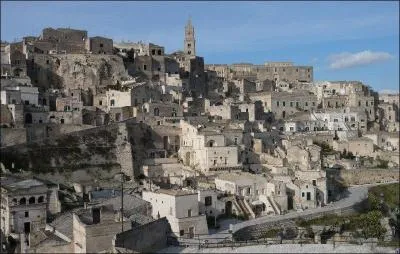 Cet exceptionnel habitat troglodytique est un patrimoine mondial de l'Unesco. Cette ville est la capitale européenne de la culture pour l'Italie en 2019. C'est...