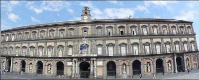 La façade du Palazzo Reale est embellie de niches qui contiennent les statues de souverains qui ont régné sur cette ville. Laquelle ?