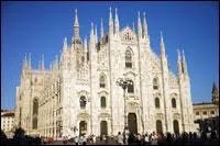 Le Dôme est une cathédrale gothique dont la façade blanche est la plus belle au monde. Cette église se trouve au centre de la ville. De quelle ville du Nord parle-t-on ?