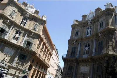 La Piazza Vigliena, mieux connue sous le nom de Quattro Canti, se trouve à l'intersection de deux rues principales du centre ville. Ce monument est également appelé le Théâtre du Soleil. Où se trouve-t-il ?