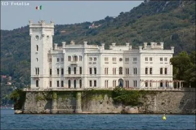 Le château de Miramare, édifié à pic sur la mer, se trouve sur la pointe du promontoire de Grignano. Il se trouve à une dizaine de kilomètres de la ville. Mais de quelle ville ?
