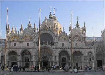 La basilique de Saint-Marc, construite selon un plan à croix byzantine, est la cathédrale mais aussi l'un des monuments les plus célèbres de...