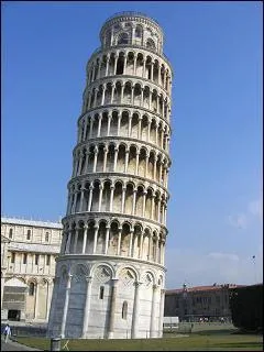 La majestueuse tour penchée se trouve sur la Place des Miracles. C'est l'emblème de cette ville Toscane. Laquelle ?