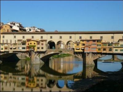 Le vieux pont enjambe l'Arno. Des orfèvres et joailliers y ont installé leurs boutiques. Il se trouve à...