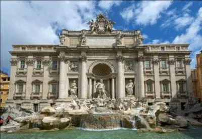 La fontaine de Trevi est appuyée à un palais de style baroque. Les touristes y jettent des pièces de monnaie en exprimant un désir. Dans quelle ville se trouve-t-elle ?